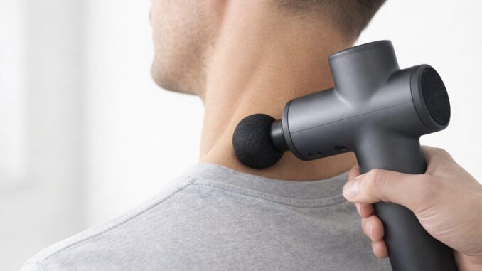 Massagepistole bei Nackenverspannungen