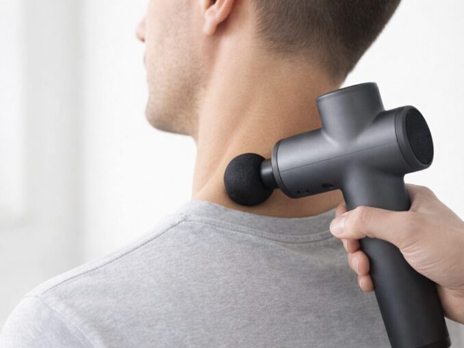 Massagepistole bei Nackenverspannungen