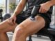 Massagepistole mit Kältefunktion am Oberschenkel nach dem Sport