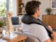 Nackenmassagegerät bei HWS-Syndrom mit Darstellung der Halswirbelsäule