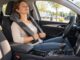 Nackenmassagegerät im Auto während einer Fahrpause